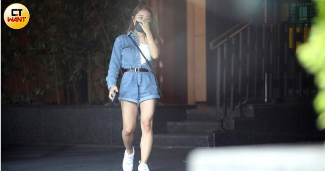 打扮青春可爱的艾薇，步出自宅似乎与人有约。（图／本刊摄影组）