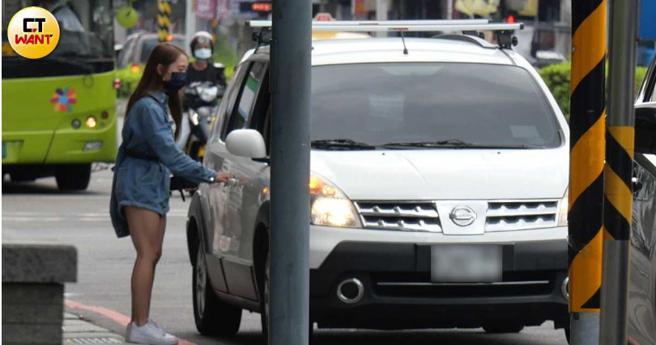 艾薇搭上一辆白色休旅车并坐上副驾驶座，前往位于新庄的家具卖场。（图／本刊摄影组）