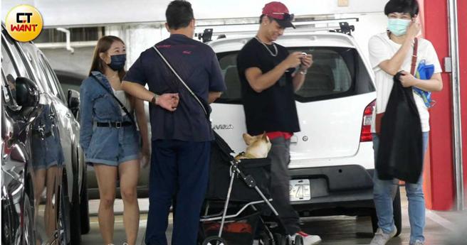 抵达家具卖场停车场，下车的除了艾薇（左）之外，还有吴霏（右二）与吴霏的家人，边聊天边开心地笑。（图／本刊摄影组）