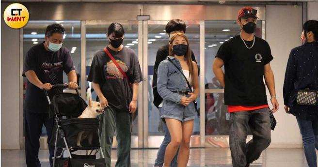 一行人彷佛一家人般一同前往家具卖场准备购物。（图／本刊摄影组）