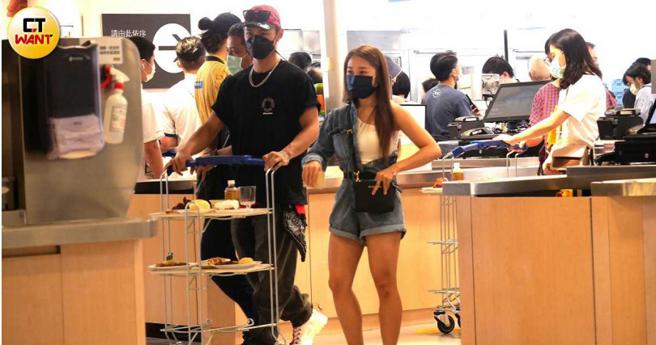 艾薇和吴霏先在卖场餐厅点菜找座位。（图／本刊摄影组）