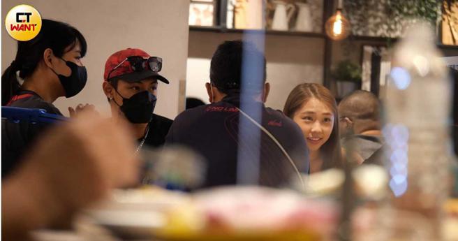 艾薇与吴霏全家一起坐下来用餐，看来颇聊得来。（图／本刊摄影组）