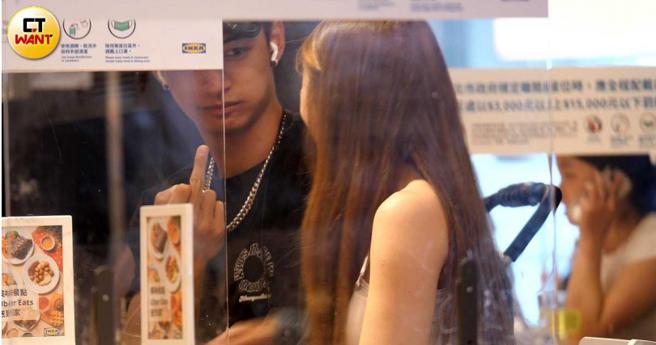 2人不知道聊到什么，吴霏竟然对艾薇比出中指，逗得艾薇当场大笑。（图／本刊摄影组）