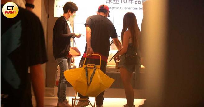 大家在床垫区看了很久，应该是在比较各款床垫。（图／本刊摄影组）