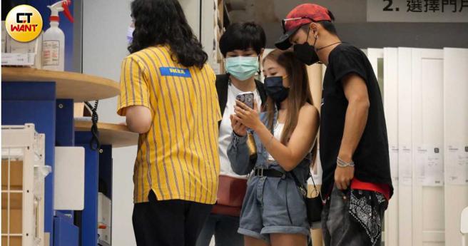 艾薇拿起手机秀出商品照，似乎想请吴霏的妈妈帮忙一起做决定。（图／本刊摄影组）