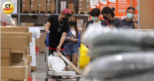 近两小时的过程中，艾薇买了不少东西，由吴霏帮忙推车。（图／本刊摄影组）