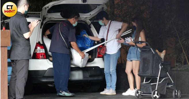 买到的家具家饰装在后车厢，吴霏先开车送艾薇回家，吴家人一起帮忙将东西搬到艾薇家里。（图／本刊摄影组）