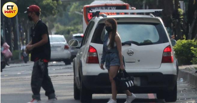 搬完东西后大家又一起离开艾薇家，开车到位于新庄一处住宅，吴霏和艾薇下车。（图／本刊摄影组）