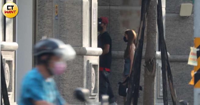 吴霏和艾薇两人单独进入位于新庄的的社区住宅，直到半夜都未再出门。（图／本刊摄影组）