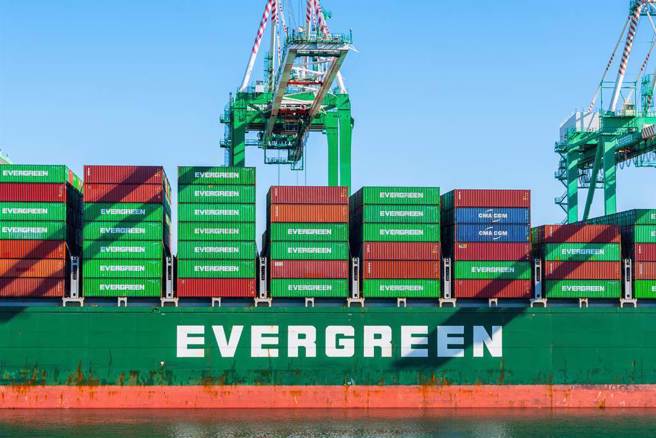 長榮目標價遭砍至70元，有法人提出不同意見。（示意圖／shutterstock）