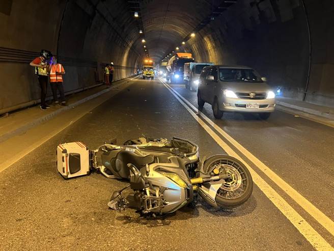 重机骑士疑似于外车道自摔，全身多处擦挫伤，所幸意识清楚。（翻摄照片／陈彩玲新北传真）