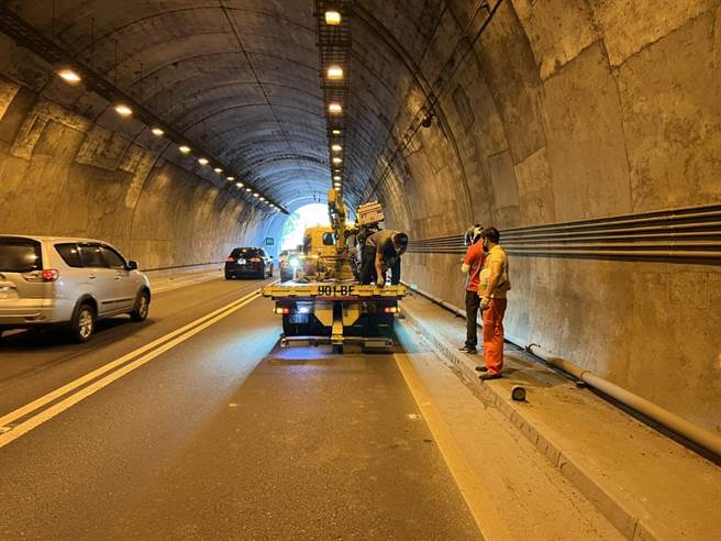 重机骑士疑似于外车道自摔，全身多处擦挫伤，所幸意识清楚。（翻摄照片／陈彩玲新北传真）