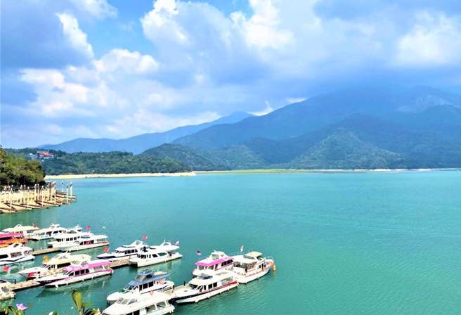 她去日月潭旅游，怒控业者以100元骗她停公有停车场，发文提醒大家：「奉劝要去日月潭游玩的旅客千万要小心，不要再被骗钱」。（图／资料照）