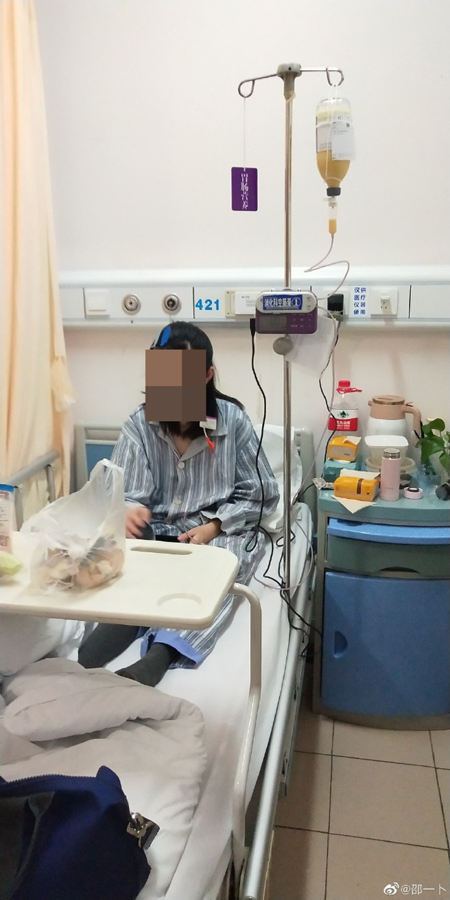 邵一卜目前仍无法自理生活学校却漠不关心。（图／微博@邵一卜）