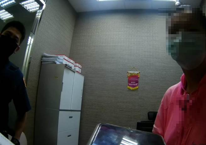 台中從事服務業40歲王姓女子到銀行急匯款給詐騙集團。（台中市二分局提供／馮惠宜台中傳真）