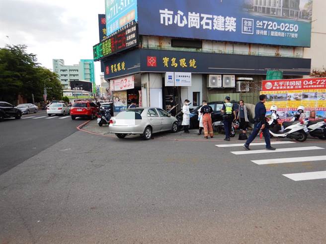 彰化县彰化市中山路与中兴路口，26日下午发生一起严重车祸，一名李姓驾驶自小客车搭载３名友人，行径中山路北上经过中兴路口时闯红灯，当场撞上绿灯直行的李姓机车骑士。（民眾提供／吴建辉彰化传真）