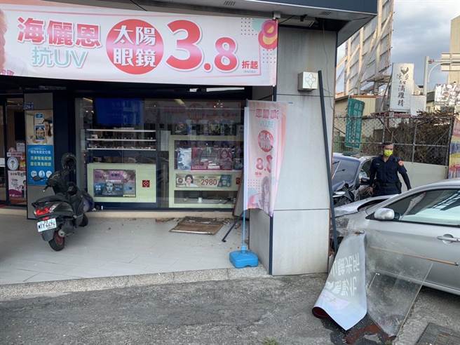 彰化县彰化市中山路与中兴路口，26日下午发生一起严重车祸，一名李姓驾驶自小客车搭载３名友人，行径中山路北上经过中兴路口时闯红灯，当场撞上绿灯直行的李姓机车骑士。（民眾提供／吴建辉彰化传真）