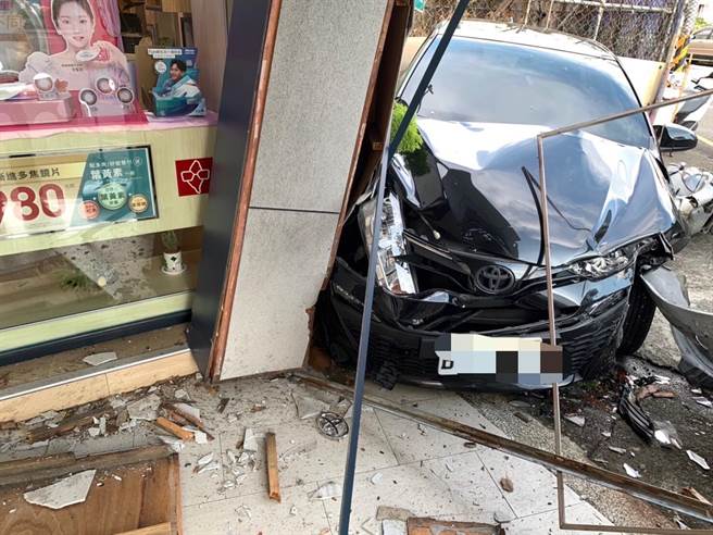 警方说，李姓驾驶与遭波及的李姓机车骑士，经酒测都没有酒精反应，后续详细的肇事原因仍有待调查厘清。（民眾提供／吴建辉彰化传真）