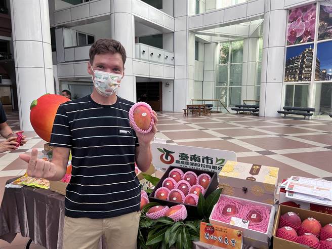 今年台南国际芒果节特地找来法国籍节目主持人吉雷米担任代言人。（洪荣志摄）