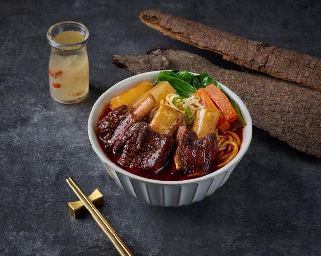 （王品集团旗下8个品牌推出18款特色外带麵食餐点，青花骄限量「麻辣肩小排牛肉麵」。图／王品集团提供）