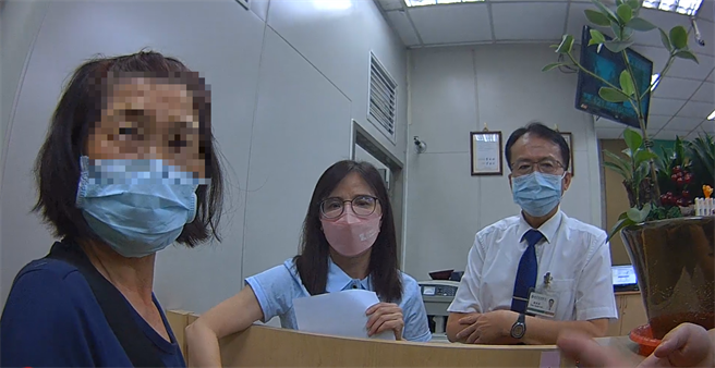 75岁的林姓妇人日前到银行要解约百万元定存匯款，经行员报警协助阻诈，才保住他省吃俭用的养老金。（台中市第五分局提供／冯惠宜台中传真）