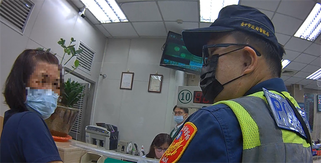 75岁的林姓妇人日前到银行要解约百万元定存匯款，经行员报警协助阻诈，才保住他省吃俭用的养老金。（台中市第五分局提供／冯惠宜台中传真）