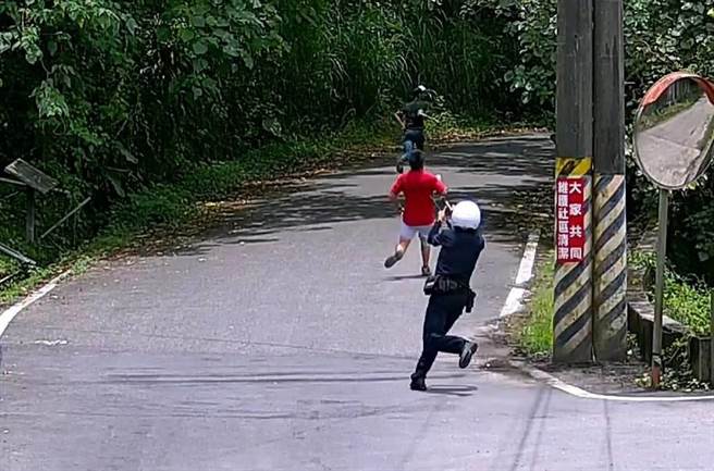 花蓮2竊賊25日到已停辦的台灣觀光學院竊取配電室內的總重達54公斤的電纜，見獲報趕抵現場的警方拔腿就跑，雙方追逐百餘米後，警方直接對空鳴槍嚇阻，其中一名林嫌疑被「蹦、蹦」2聲嚇到舉起雙手，乖乖就逮。（警方提供／羅亦晽花蓮傳真）