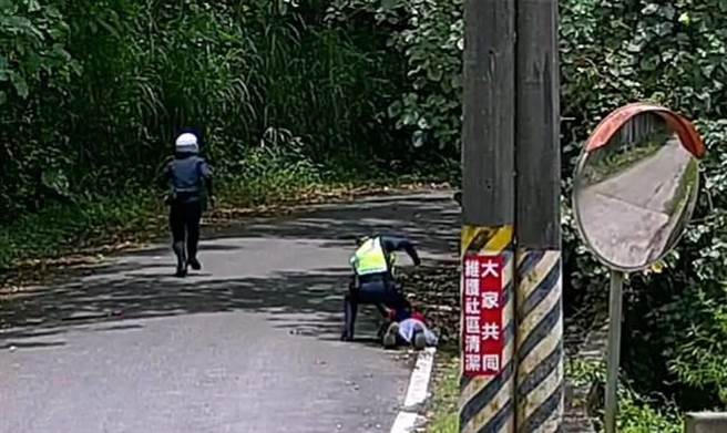 花蓮2竊賊25日到已停辦的台灣觀光學院竊取配電室內的總重達54公斤的電纜，見獲報趕抵現場的警方拔腿就跑，雙方追逐百餘米後，警方直接對空鳴槍嚇阻，其中一名林嫌疑被「蹦、蹦」2聲嚇到舉起雙手，乖乖就逮。（警方提供／羅亦晽花蓮傳真）