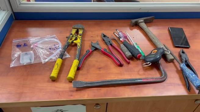 花蓮2竊賊25日持大力剪等工具，到已停辦的台灣觀光學院竊取配電室內的電纜。（警方提供／羅亦晽花蓮傳真）