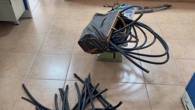 花蓮2竊賊25日持大力剪等工具，到已停辦的台灣觀光學院竊取配電室內總重達54公斤的電纜。（警方提供／羅亦晽花蓮傳真）