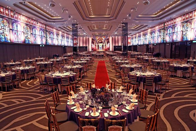 （云朗观光集团旗下颐品大饭店新庄拥有北台湾单一楼层最大厅别，可供大型企业办理春酒尾牙活动，还有更多空间可以安排桌距与社交距离 。图／云朗观光提供）