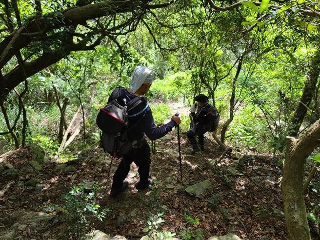 屏东警消出动搜寻狮王瀑布失联民眾，发现时已无生命徵象。(屏县消防局提供)
