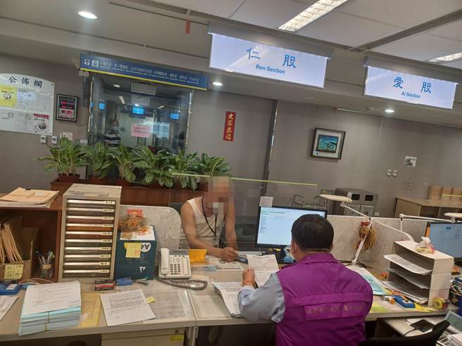 卓父含淚替兒子代繳酒駕罰鍰，終於在本月24日全數繳清。（行政執行署新北分署提供）