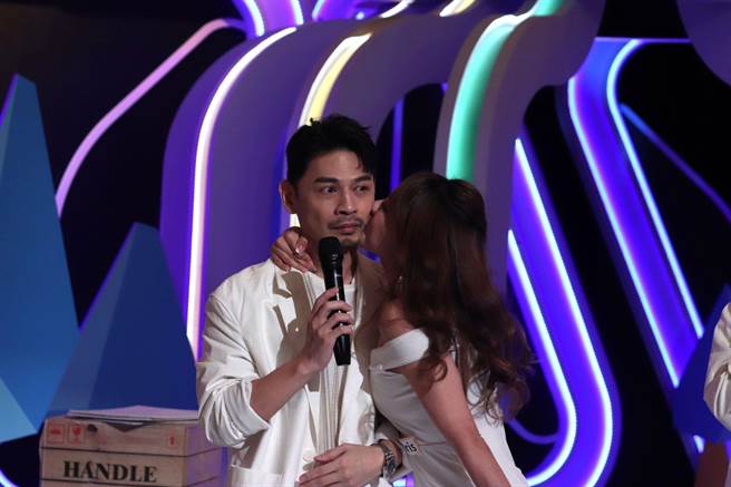 辣妹紧贴阿Ken并献吻。（中天综合台提供）