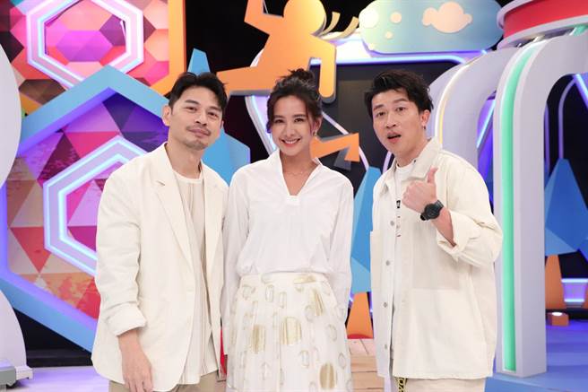 张立东（右起）觉得安心亚的笑容让人不寒而栗。（中天综合台提供）