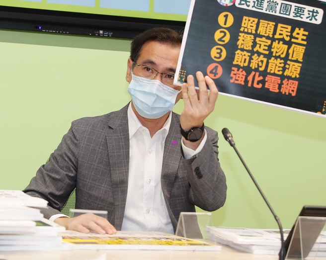民進黨立院黨團27日召開輿情記者會，黨團幹事長鄭運鵬針對電價即將調漲一事表示黨團的立場為照顧民生、穩定物價、節約能源與強化電網。（季志翔攝）