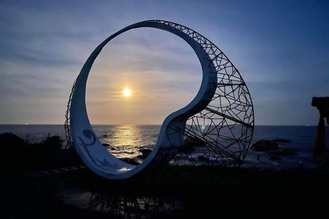 2022東海岸大地藝術節作品_哈拿.葛琉－我在月光海.我很勇敢。　圖：東部海岸風景區管理處／提供
