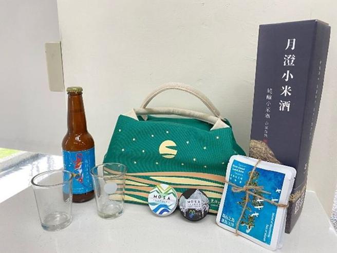 2022東海岸大地藝術節聯名商品（溫馨提醒：禁止酒駕；飲酒過量有礙健康）。　圖：東部海岸風景區管理處／提供
