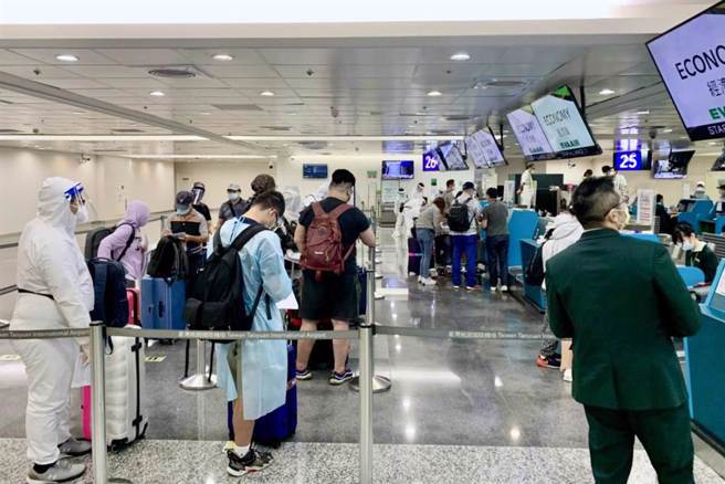 國內線機票價格6月30日起將調漲。交通部民航局今天說，航空公司已通知30日後出發的已購票旅客補差額，約有7萬多人。（圖／報系資料照）
