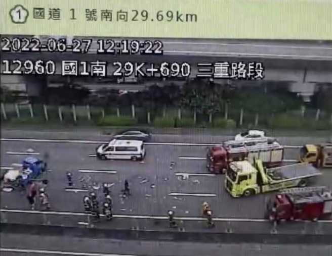 高速公路国道1号北上的三重路段发生一起翻车事故，有辆货车疑似打滑翻车，两名伤者已送医急救，但现场仅剩一线道可通行，回堵约5、6公里。(新北市消防局提供)