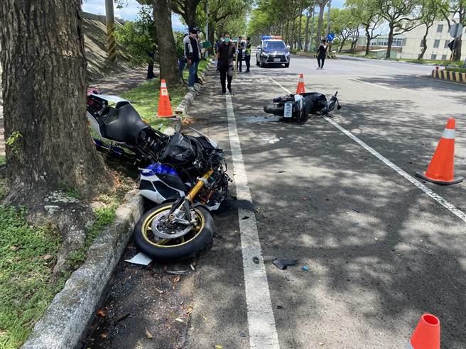 阎姓男子的重机因为重击对折。（翻摄照片／李京升苗栗传真）