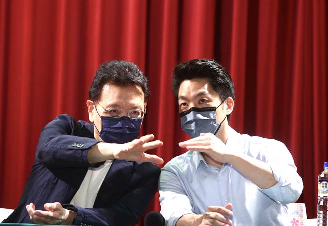 國民黨台北市長參選人蔣萬安（右）27日到參加中廣節目「Team Taipei 聽台北」開播記者會，中廣董事長趙少康（左）現場與他暢談未來市政規畫。（鄧博仁攝）