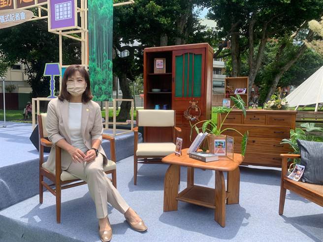 新竹市政府签署的「让木头动起来」简单碳森活MOU，以减碳为前题，希望打造碳循环平台，活化废材，达到环境永续目标。（陈育贤摄）