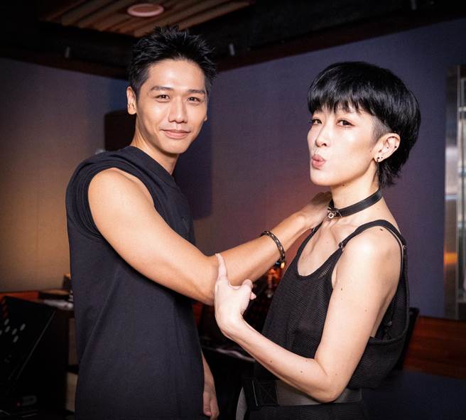 陈珊妮（右）公布演唱会彩蛋乐手为蔡旻佑。（大乐音乐提供）