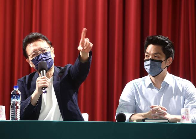 國民黨台北市長參選人蔣萬安（右）27日參加中廣節目「Team Taipei 聽台北」開播記者會，中廣董事長趙少康（左）現場與他暢談未來市政規畫。（鄧博仁攝）