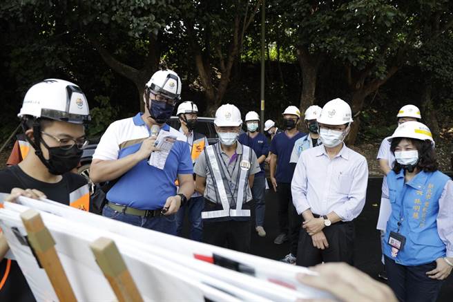 新工處長王益翔向新北市副市長陳純敬報告三鶯文創計畫內的陶藝山水4條路徑改善的施工進度。（新北市工務局提供）
