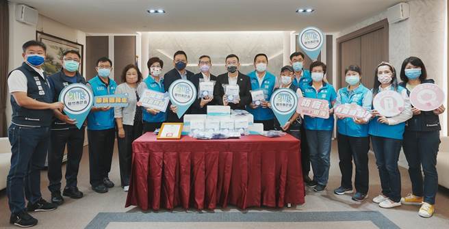 為了讓防疫物資不餘匱乏，新竹市議會議長許修睿（右八），27日致贈口罩、快篩劑等防疫物資予新竹榮民服務處。（新竹市議會提供／陳育賢新竹傳真）