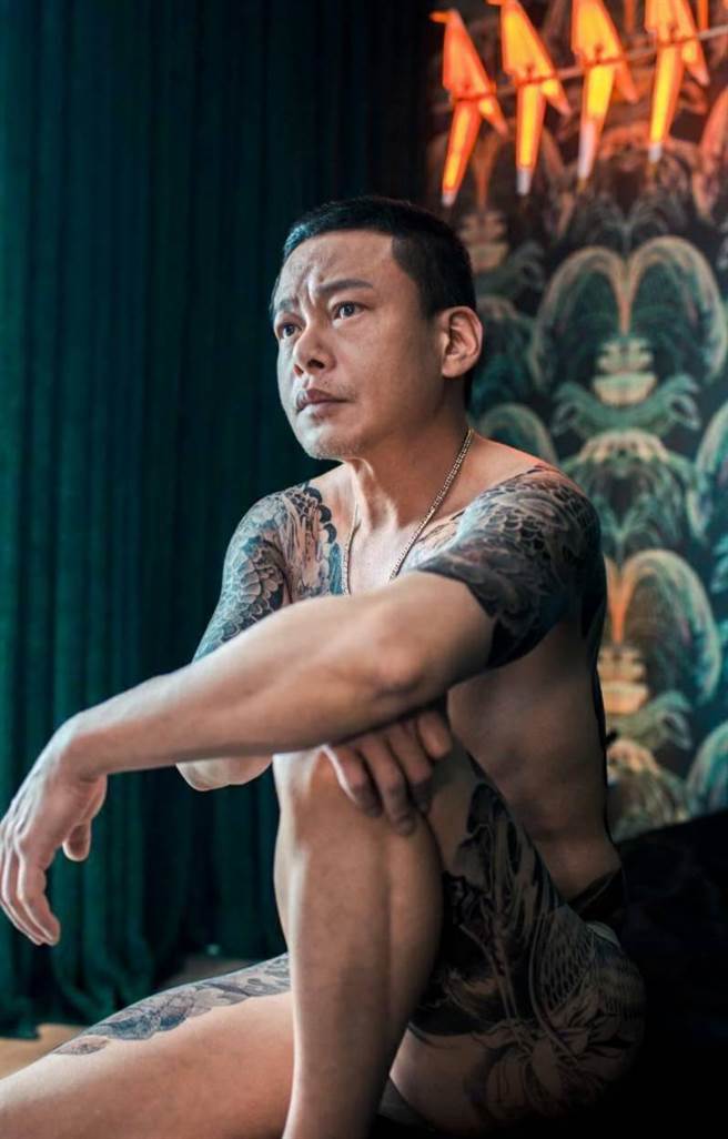 金馬影帝李康生的全身刺青造型搶先曝光。（牽猴子提供）