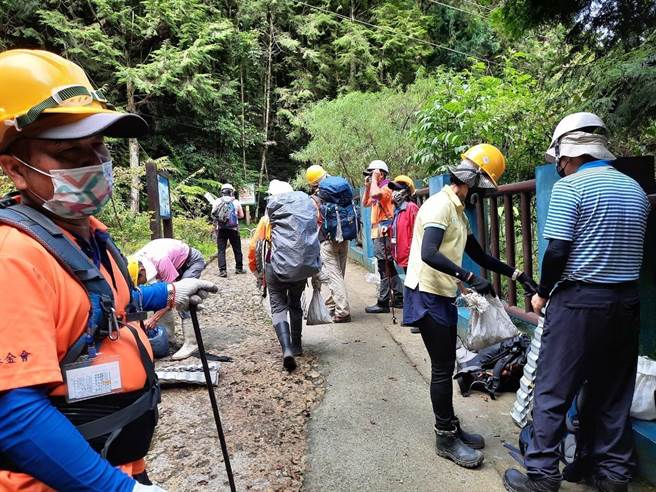 手作步道无论材料及工具，全都以人工搬运。（东势林管处提供）