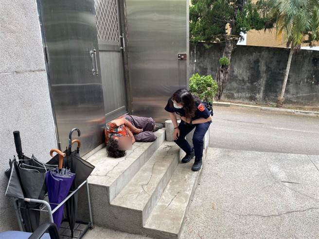 老妇迷途失踪3天倒卧警寻回与家人团聚。(警方提供／吕筱蝉桃园传真)